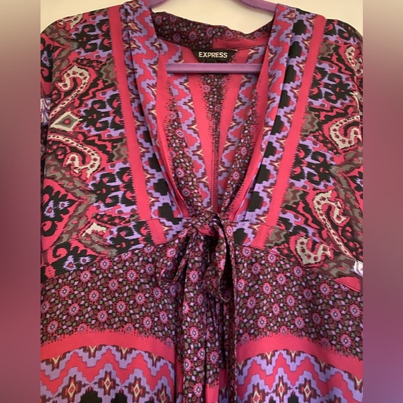 Express V-neck purple flowy top size large - Picture 9 of 9